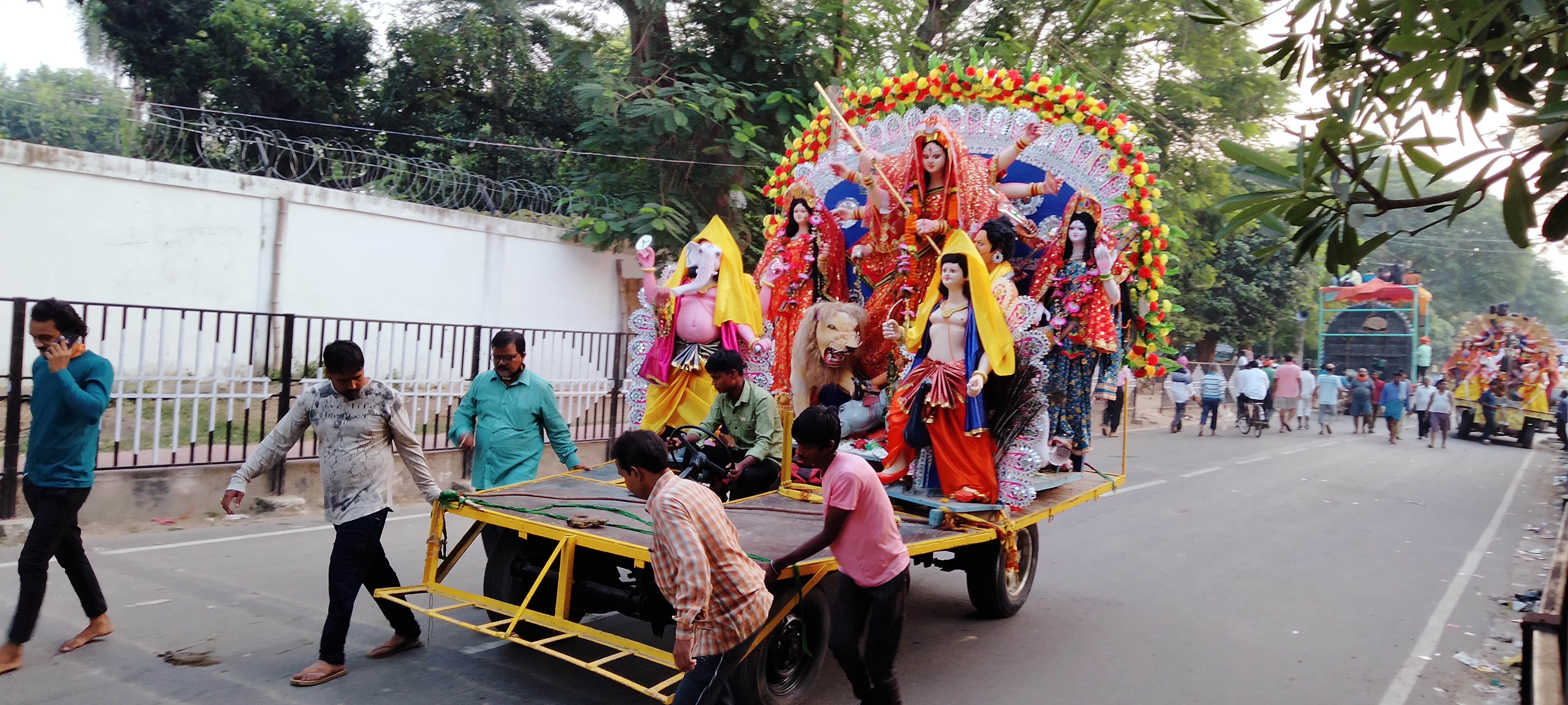 प्रतिमा विसर्जन के लिए ले जाते पूजा समिति के लोग