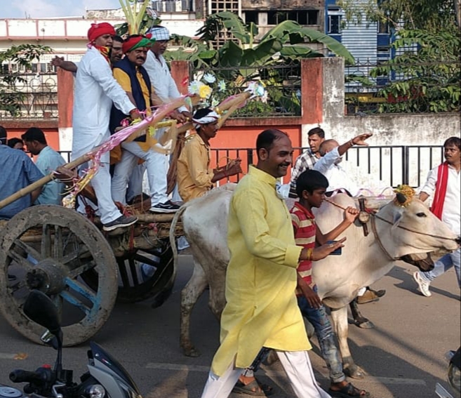 नामांकन करने पहुंचे 'नेताजी'