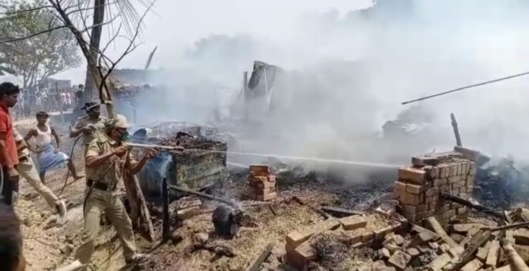 fifteen houses burnt due to short circuit in Munger