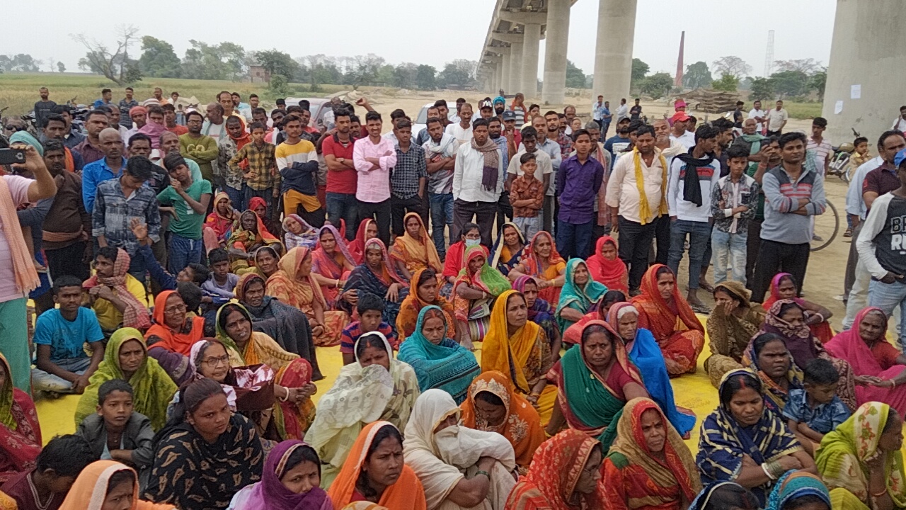 मुआवजे की मांग को लेकर धरना