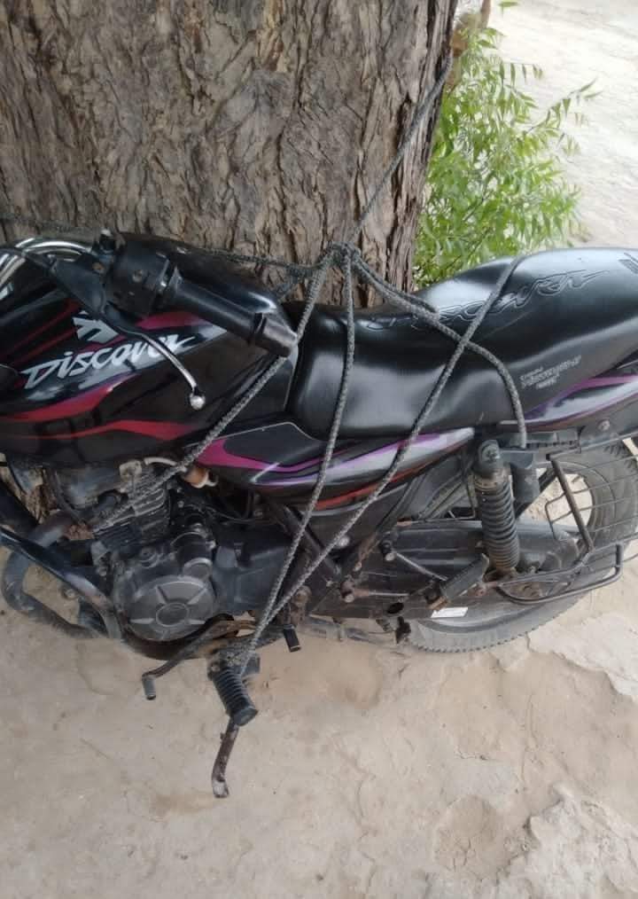 बिपरजॉय तूफान से बचने के लिए ग्रामीण ने बाइक को पेड़ से बांध दिया