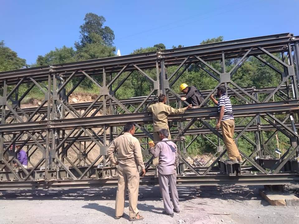 युद्ध स्तर पर चल रहा ब्रिज निर्माण का कार्य.