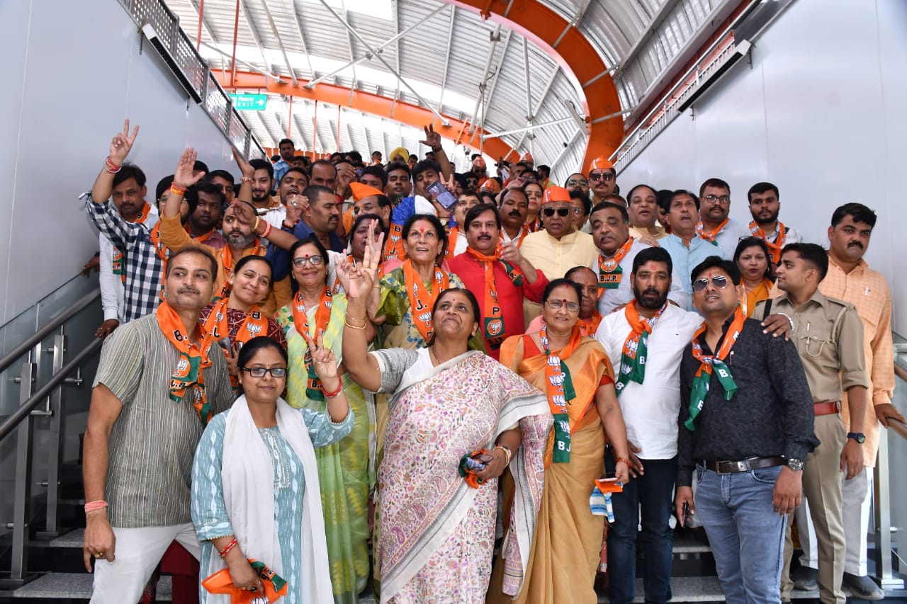 कानपुर मेट्रो में सफर के बाद सांसद और विधायक