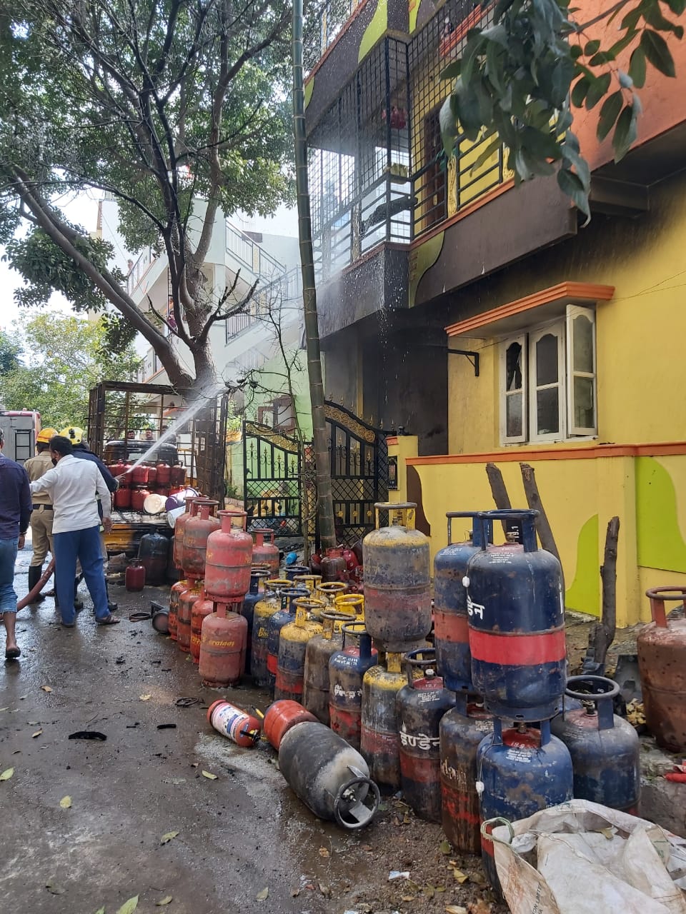 Bengaluru fire incident, Cylinder blast in Bengaluru, blast in Cylinder refilling godown, Bangalore Cylinder blast news, ಬೆಂಗಳೂರಿನಲ್ಲಿ ಬೆಂಕಿ ಅವಘಡ, ಬೆಂಗಳೂರಿನಲ್ಲಿ ಸಿಲಿಂಡರ್​ ಬ್ಲಾಸ್ಟ್​, ರೀಫಿಲ್ಲಿಂಗ್​ ಮಾಡುತ್ತಿದ್ದ ಗೋದಾಮುವಿನಲ್ಲಿ ಬ್ಲಾಸ್ಟ್​, ಬೆಂಗಳೂರು ಸಿಲಿಂಡರ್​ ಬ್ಲಾಸ್ಟ್​ ಸುದ್ದಿ,