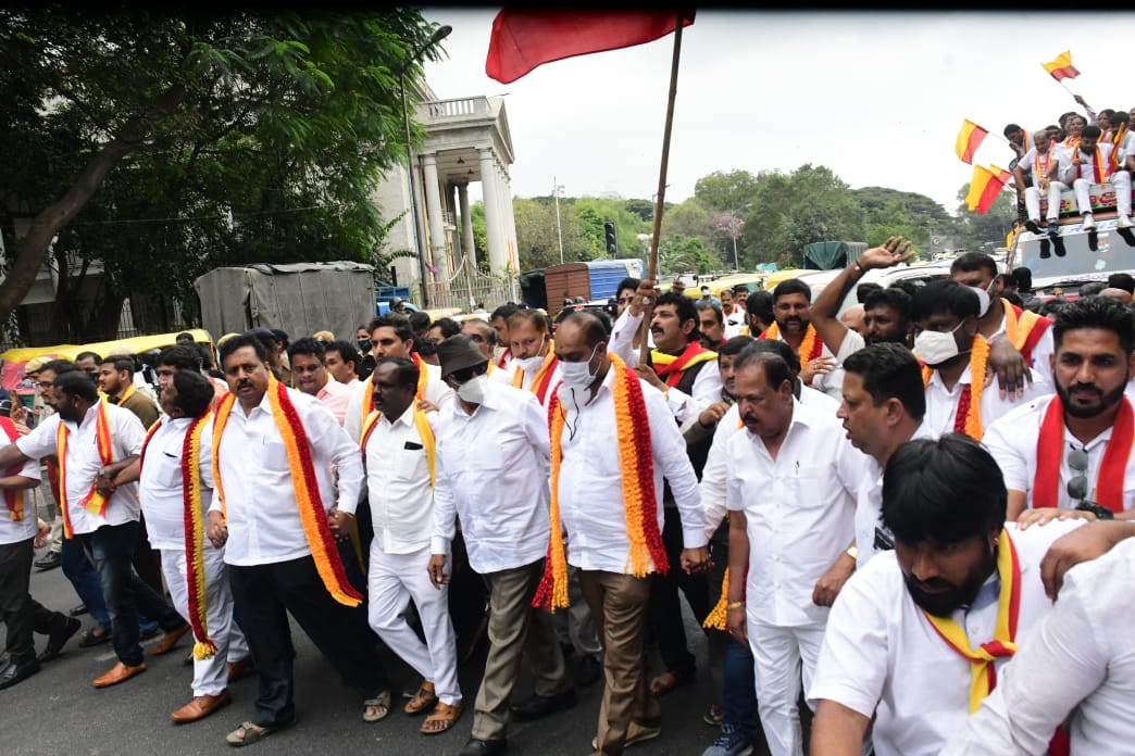 Kannada organizations protest off, Kannada organizations mass protest off in middle, Kannada organizations protest off in Bengaluru, Karnataka bundh cancel, ಕನ್ನಡ ಪರ ಸಂಘಟನೆಗಳಿಂದ ಪ್ರತಿಭಟನೆ ಅರ್ಧಕ್ಕೆ ಠುಸ್​, ಕನ್ನಡ ಪರ ಸಂಘಟನೆಗಳಿಂದ ಬೃಹತ್​ ಪ್ರತಿಭಟನೆ ಮಧ್ಯದಲ್ಲೇ ಠುಸ್, ಬೆಂಗಳೂರಿನಲ್ಲಿ ಕನ್ನಡ ಪರ ಸಂಘಟನೆಗಳಿಂದ ಪ್ರತಿಭಟನೆ ಮಧ್ಯದಲ್ಲೇ ಠುಸ್, ಕರ್ನಾಟಕ ಬಂದ್​ ಕ್ಯಾನ್ಸಲ್​,