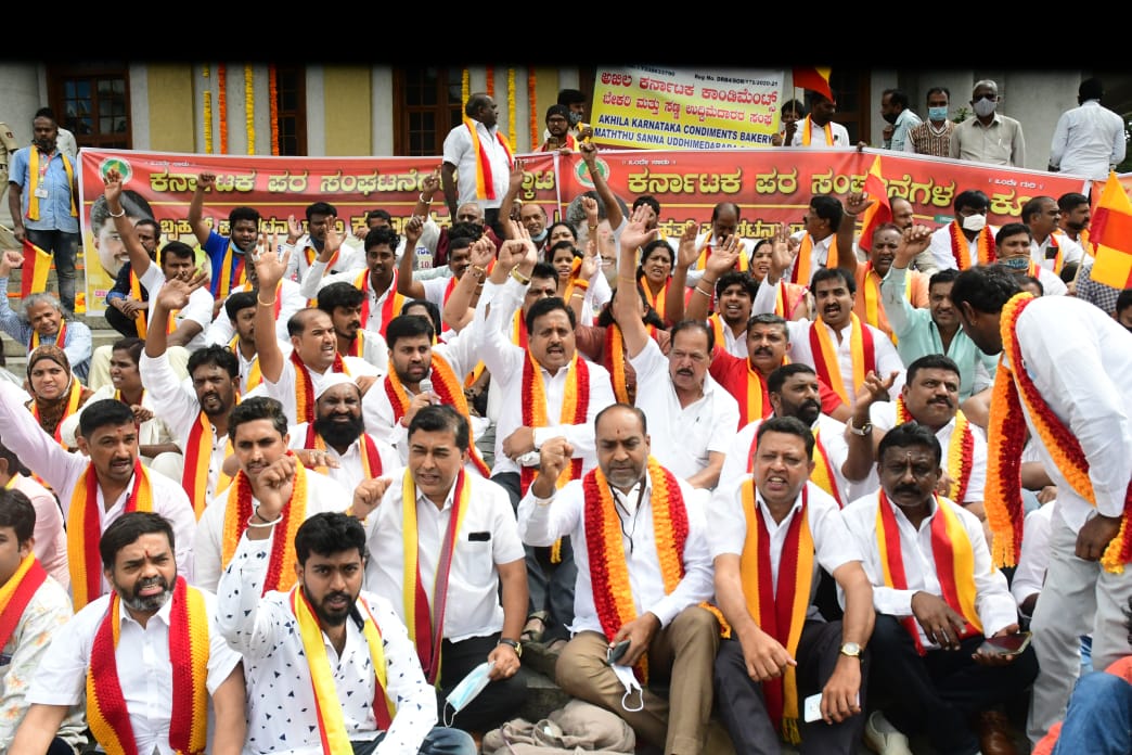 Kannada organizations protest off, Kannada organizations mass protest off in middle, Kannada organizations protest off in Bengaluru, Karnataka bundh cancel, ಕನ್ನಡ ಪರ ಸಂಘಟನೆಗಳಿಂದ ಪ್ರತಿಭಟನೆ ಅರ್ಧಕ್ಕೆ ಠುಸ್​, ಕನ್ನಡ ಪರ ಸಂಘಟನೆಗಳಿಂದ ಬೃಹತ್​ ಪ್ರತಿಭಟನೆ ಮಧ್ಯದಲ್ಲೇ ಠುಸ್, ಬೆಂಗಳೂರಿನಲ್ಲಿ ಕನ್ನಡ ಪರ ಸಂಘಟನೆಗಳಿಂದ ಪ್ರತಿಭಟನೆ ಮಧ್ಯದಲ್ಲೇ ಠುಸ್, ಕರ್ನಾಟಕ ಬಂದ್​ ಕ್ಯಾನ್ಸಲ್​,