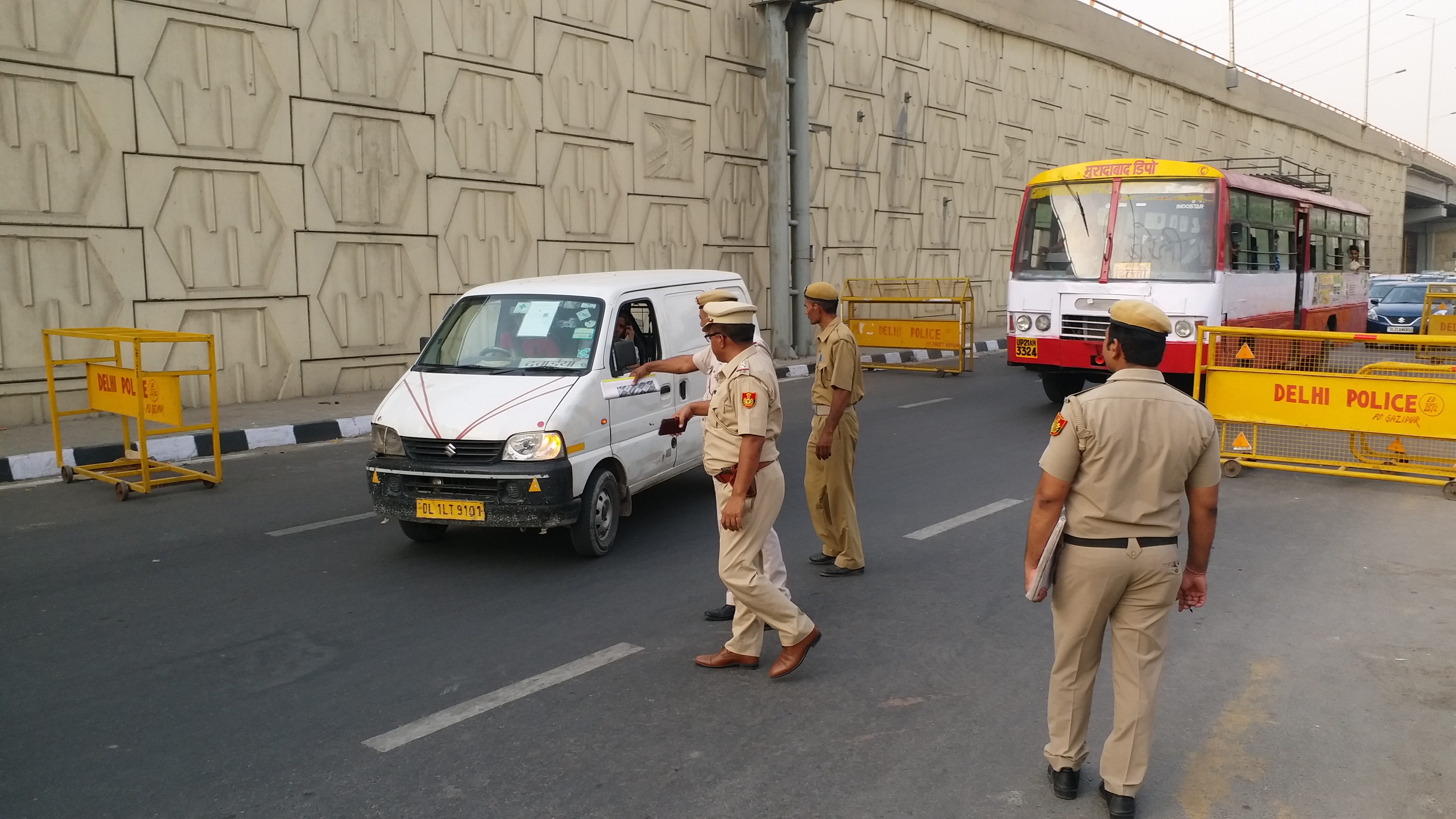 sunday voting in Delhi police checking vehicles on borders