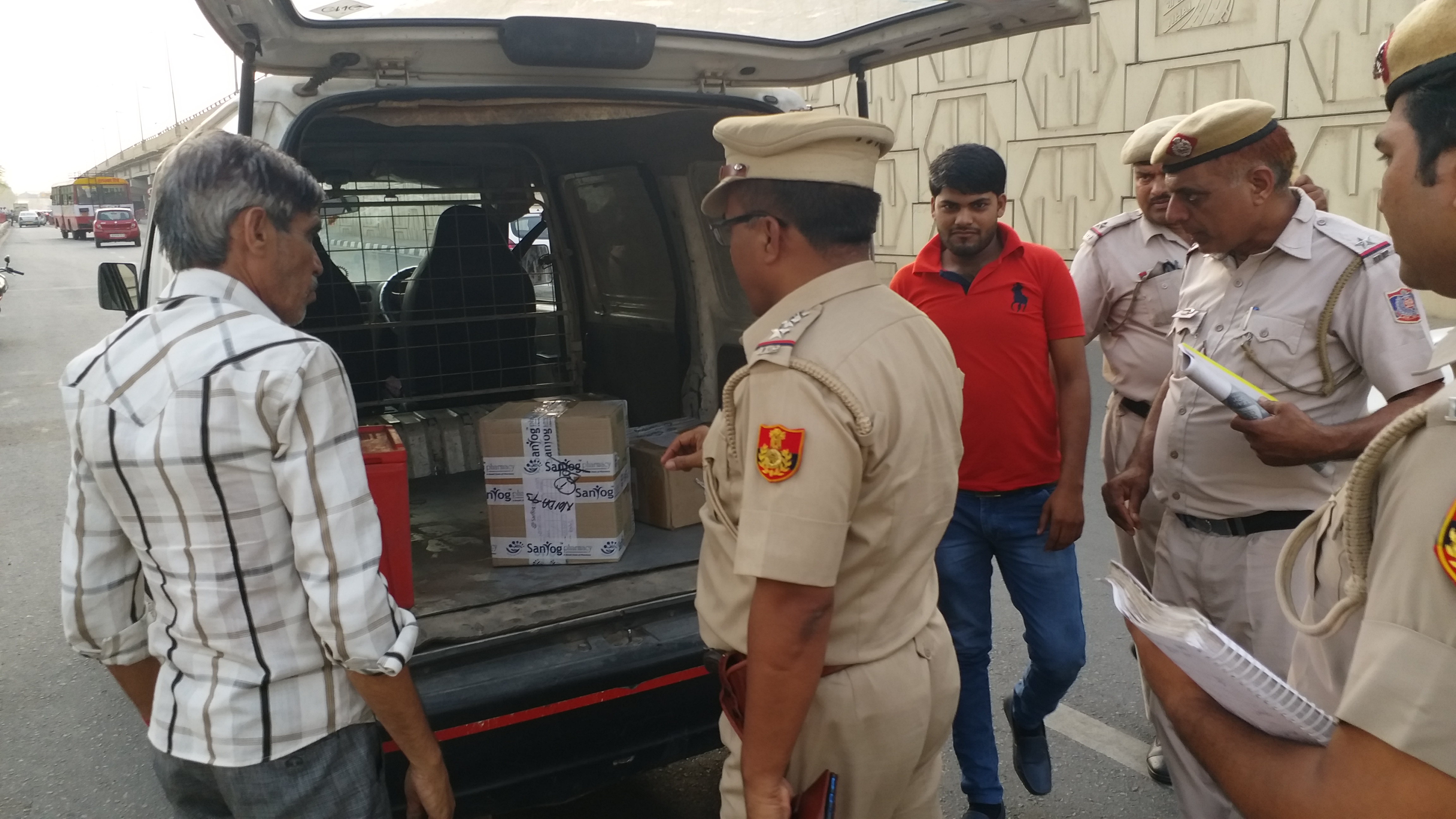 sunday voting in Delhi police checking vehicles on borders