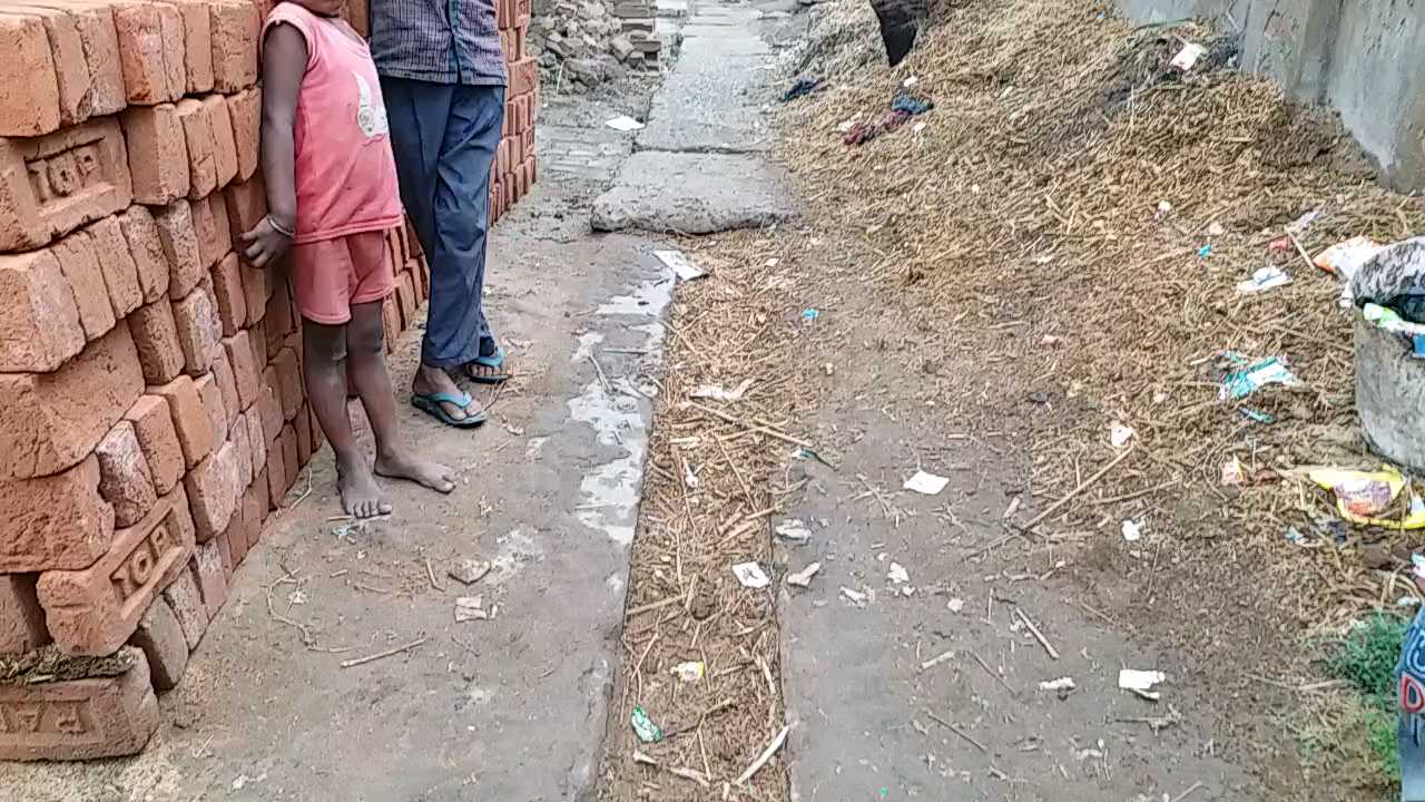 ग्रामीणों ने नाली को किया बंद.