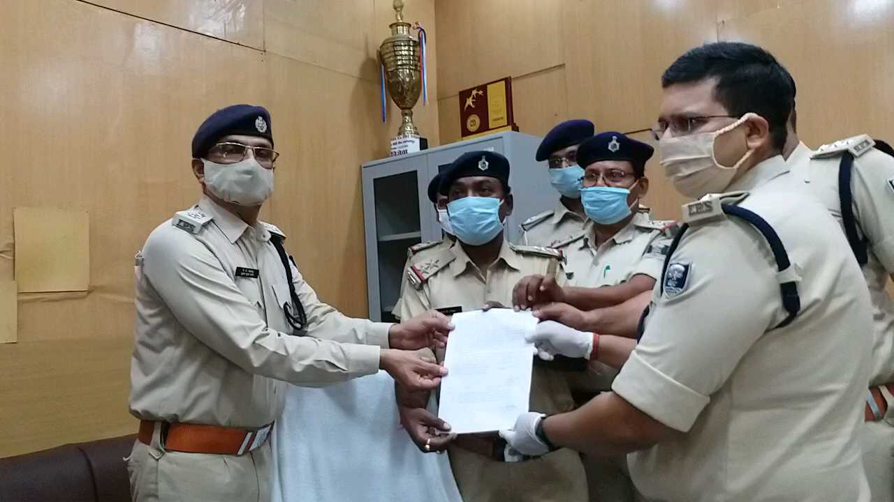 पुरस्कृत की गई पुलिस टीम