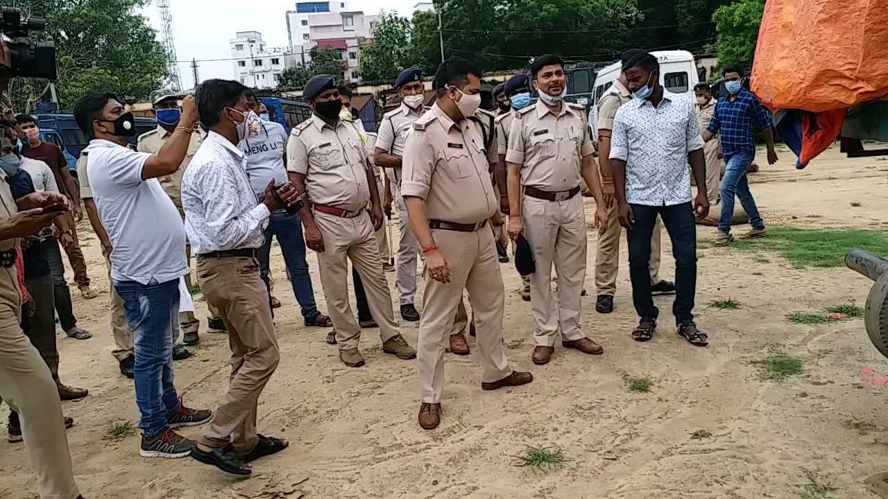 छापेमारी करने पहुंची पुलिस टीम