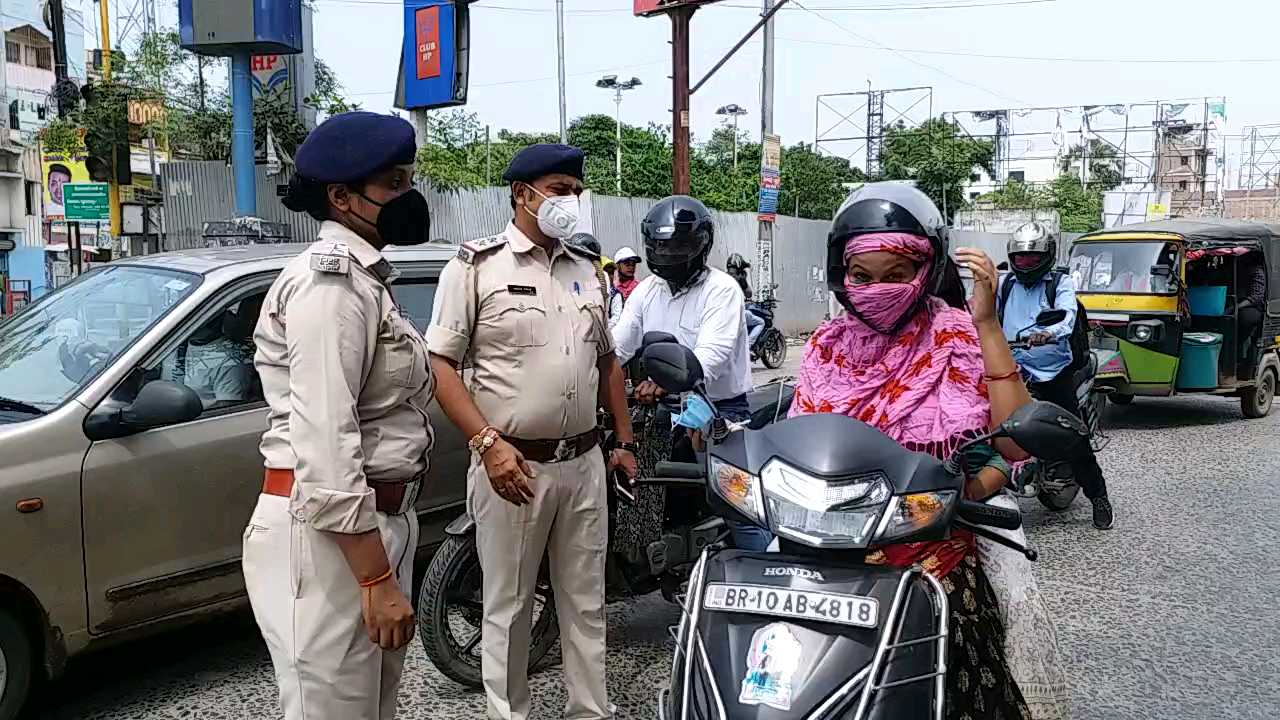 लोगों की चेकिंग करती पुलिस