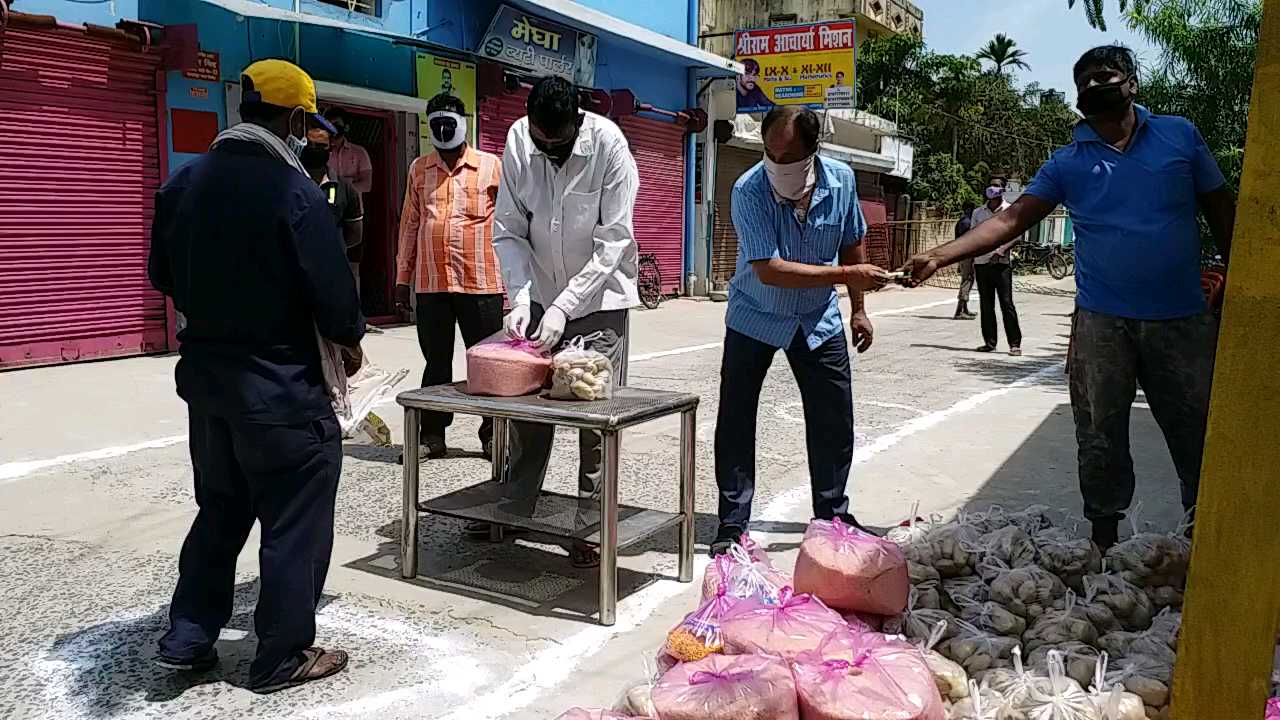 राशन का वितरण करते पार्षद