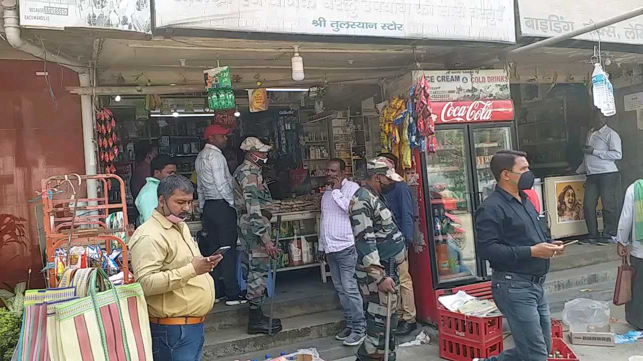 पॉलीथिन को लेकर दुकानों में छापेमा