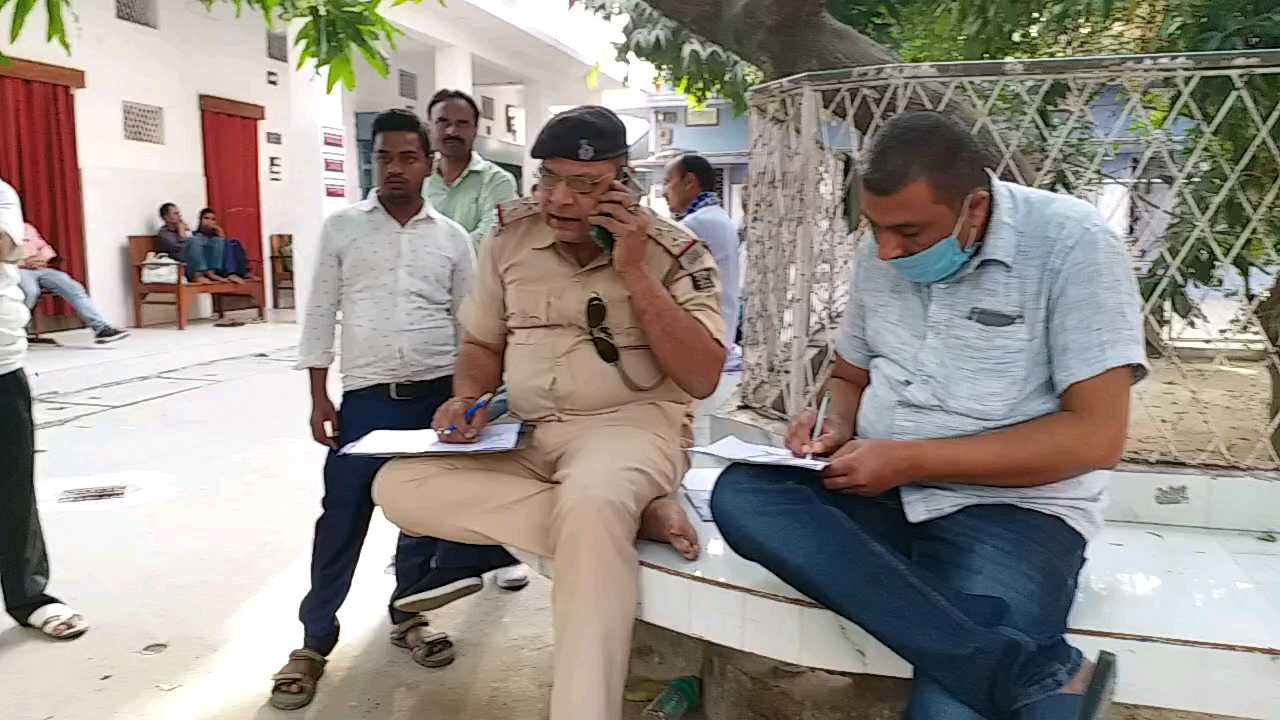 तफ्तीश करने पहुंची पुलिस