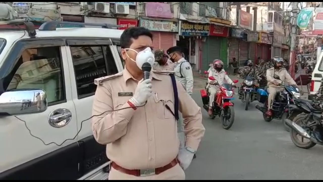 लोगो को जागरुक करते पुलिस अधिकारी