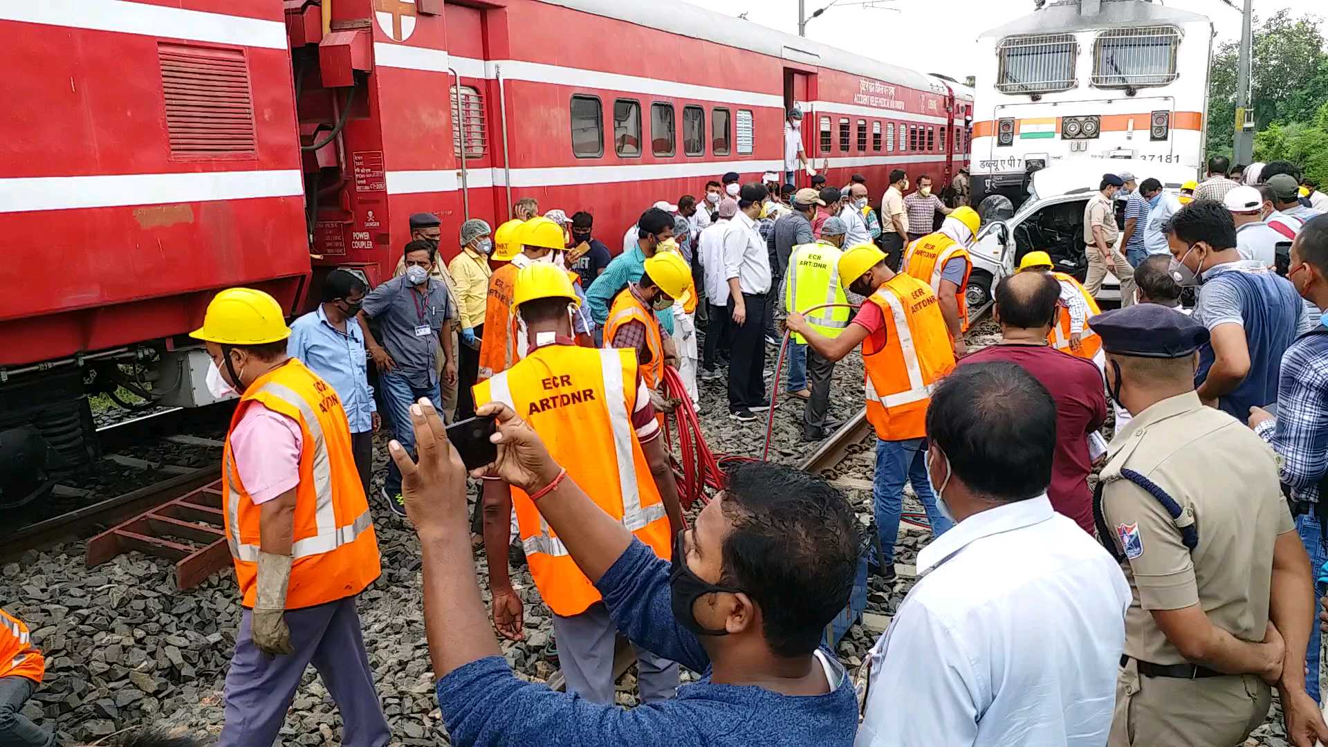 Husband and wife died in a car collision with train in patna