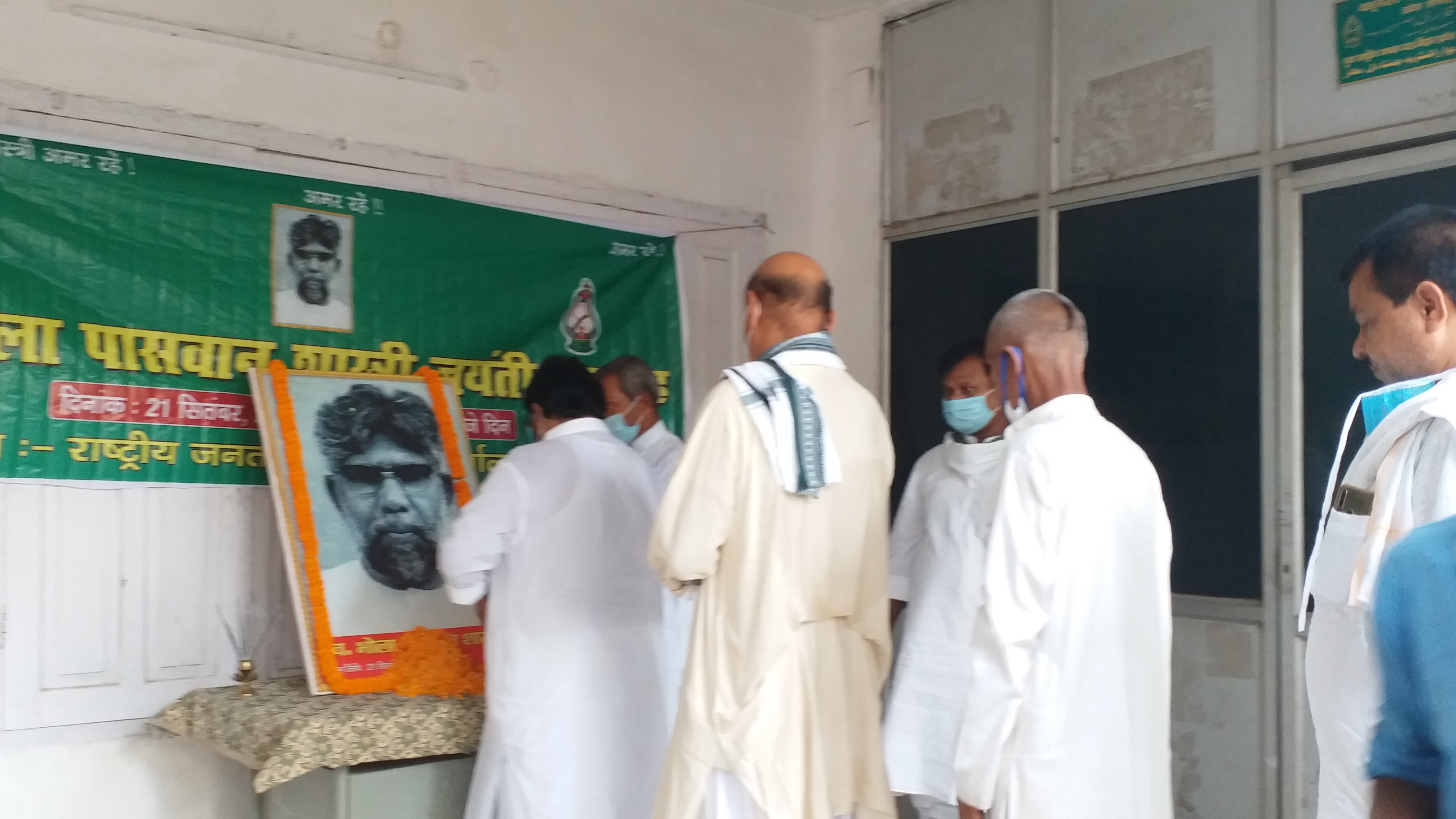 Birth anniversary of former Chief Minister Bhola Paswan Shastri celebrated in RJD office