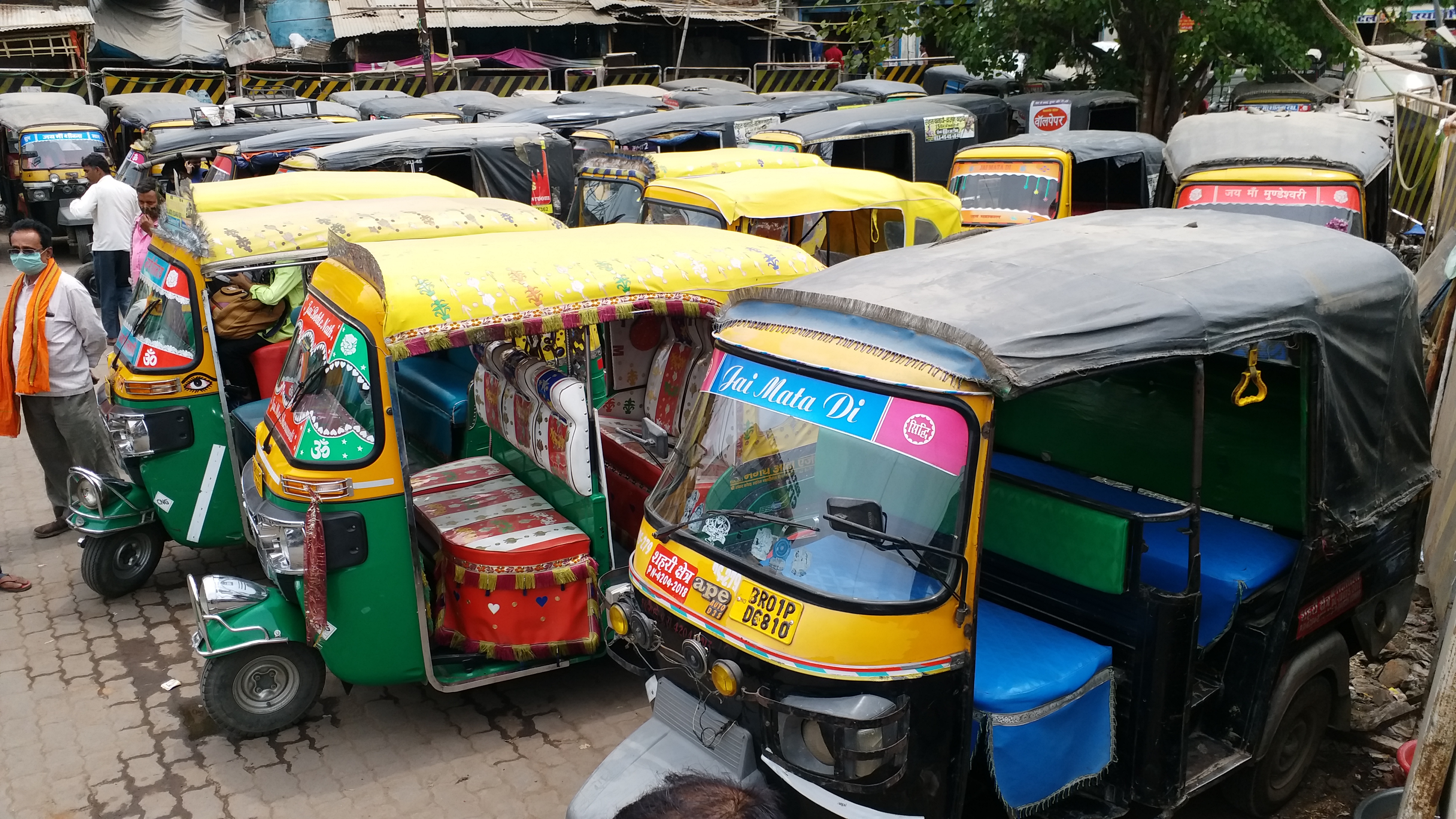 ऑटो को यात्रियों का इंतजार