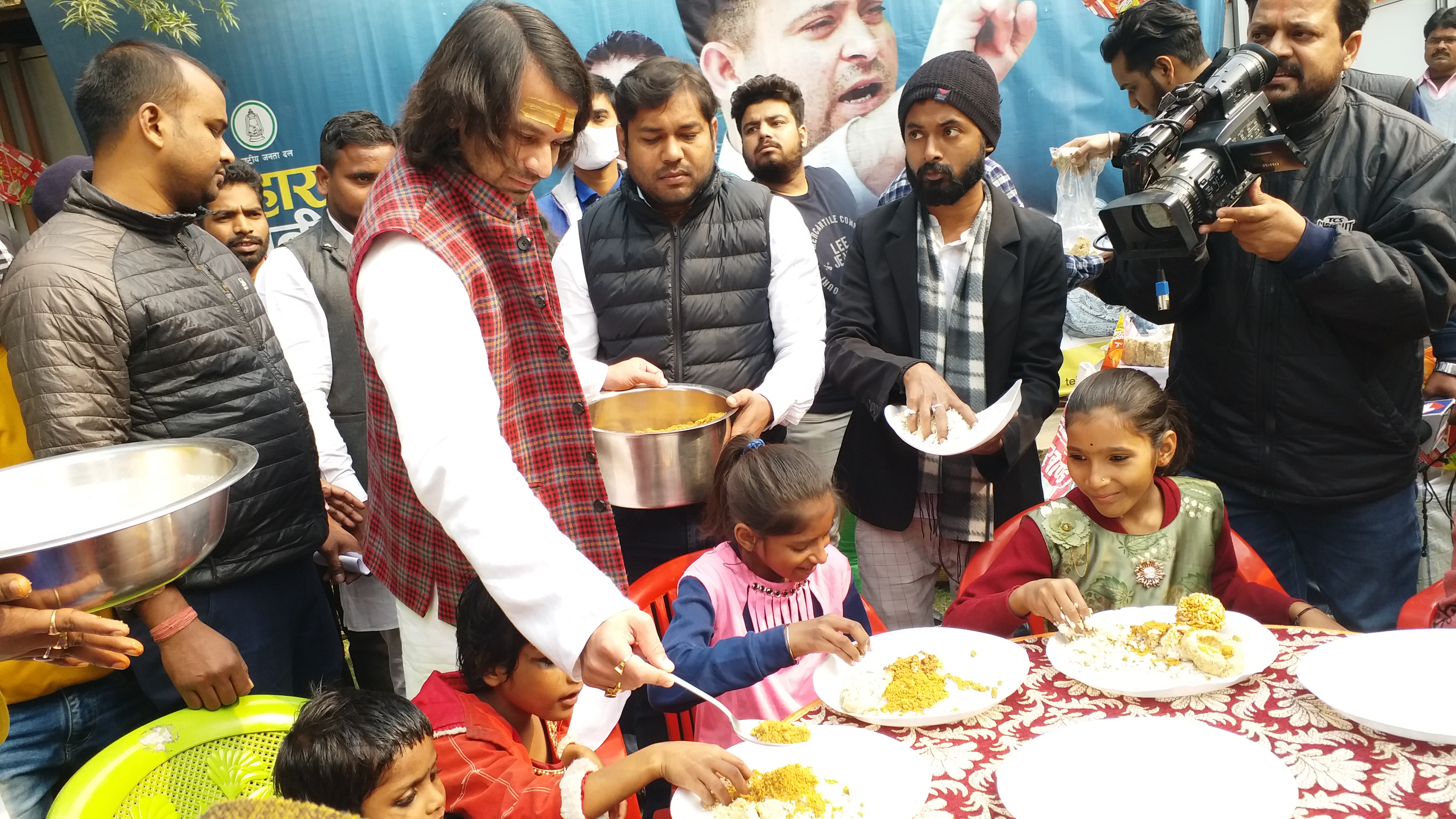 Chuda dahi bhoj on Tej Pratap Yadav residence in patna