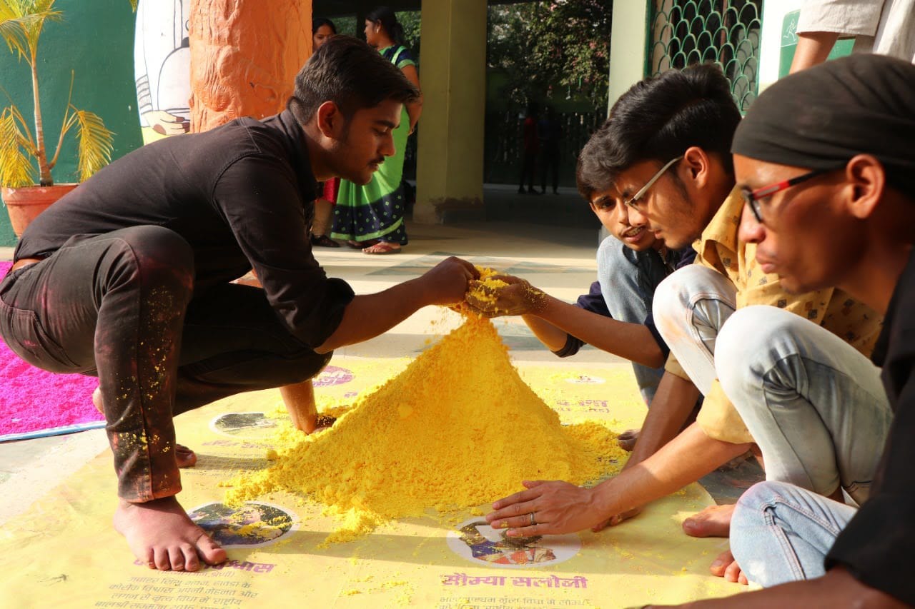 पटना किलकारी बाल भवन में हर्बल गुलाल की तैयारी