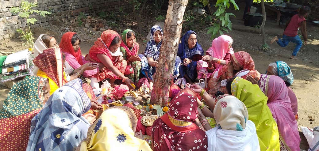 महिला श्रद्धालुओं ने की पूजा