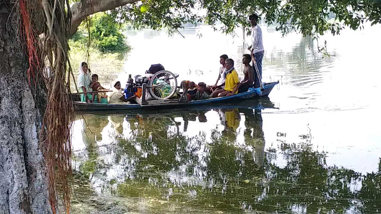 बाढ़ के कारण पलायन कर रहे लोग