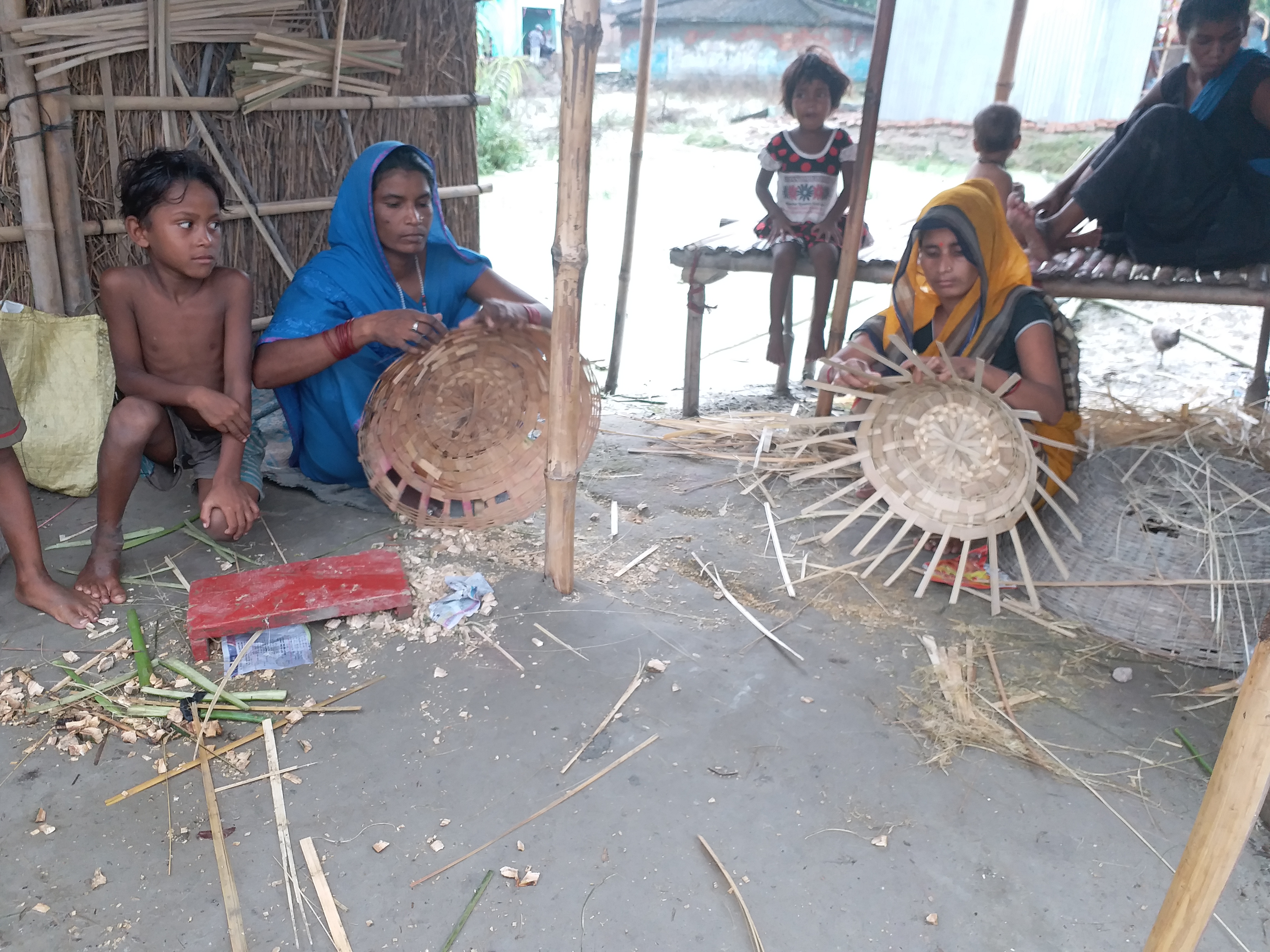 बांस का सामान बनाते बासफोर समाज के लोग