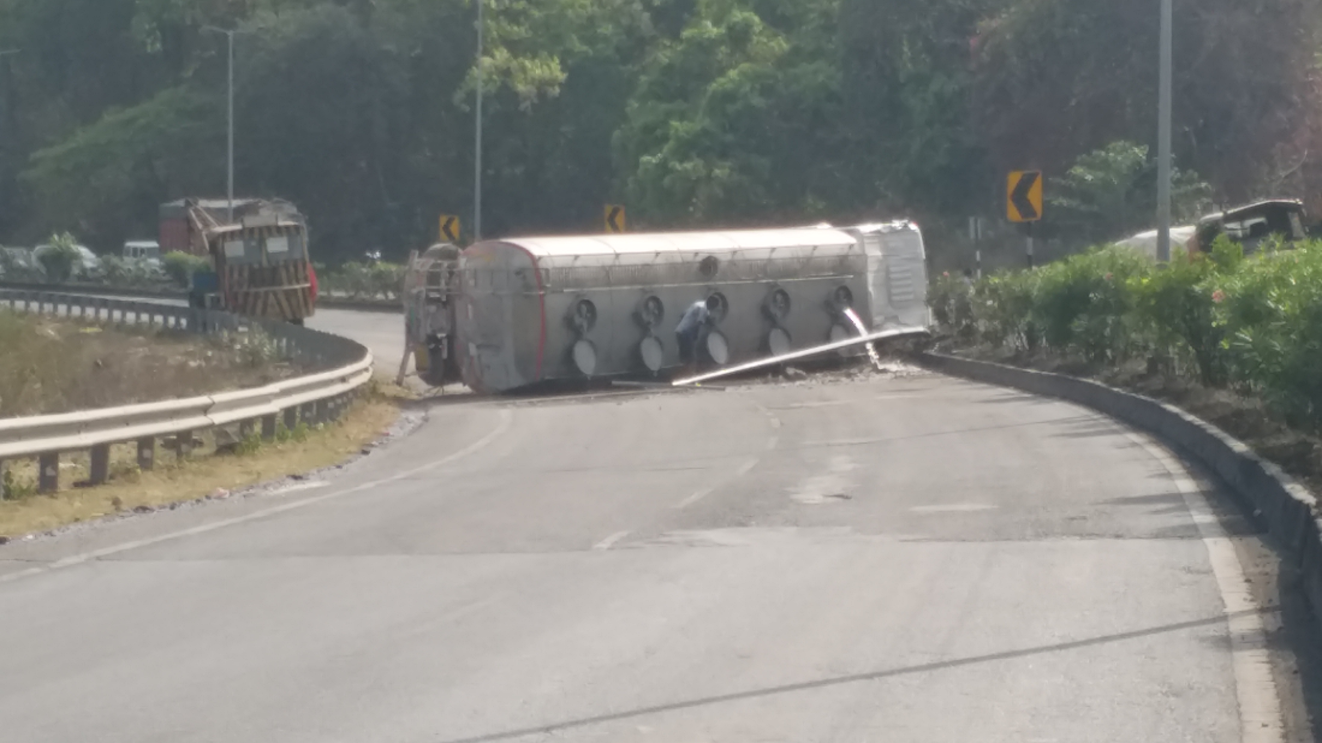 Chemical laden tanker overturns in Chutupalu valley of Ramgarh