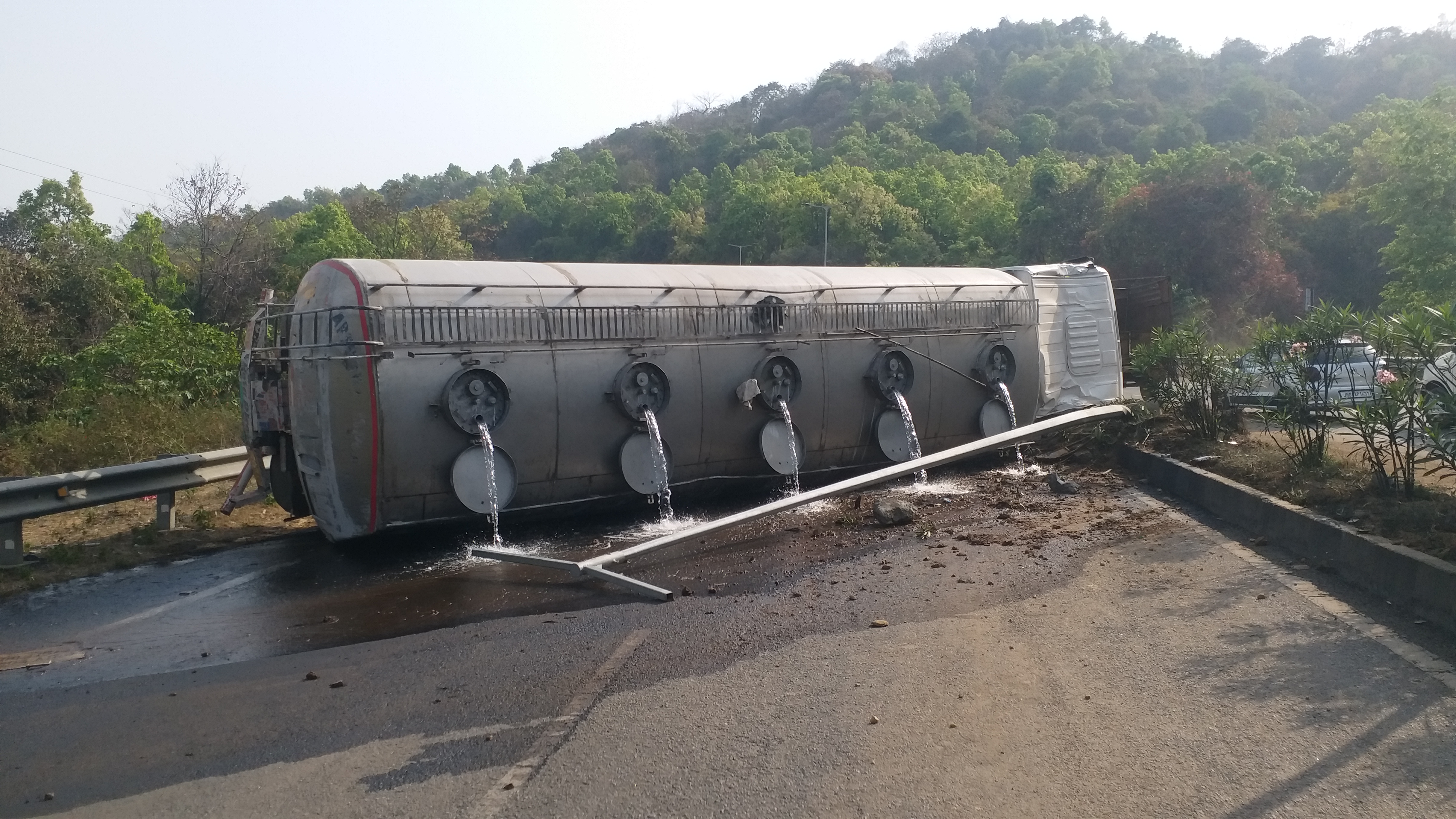 Chemical laden tanker overturns in Chutupalu valley of Ramgarh