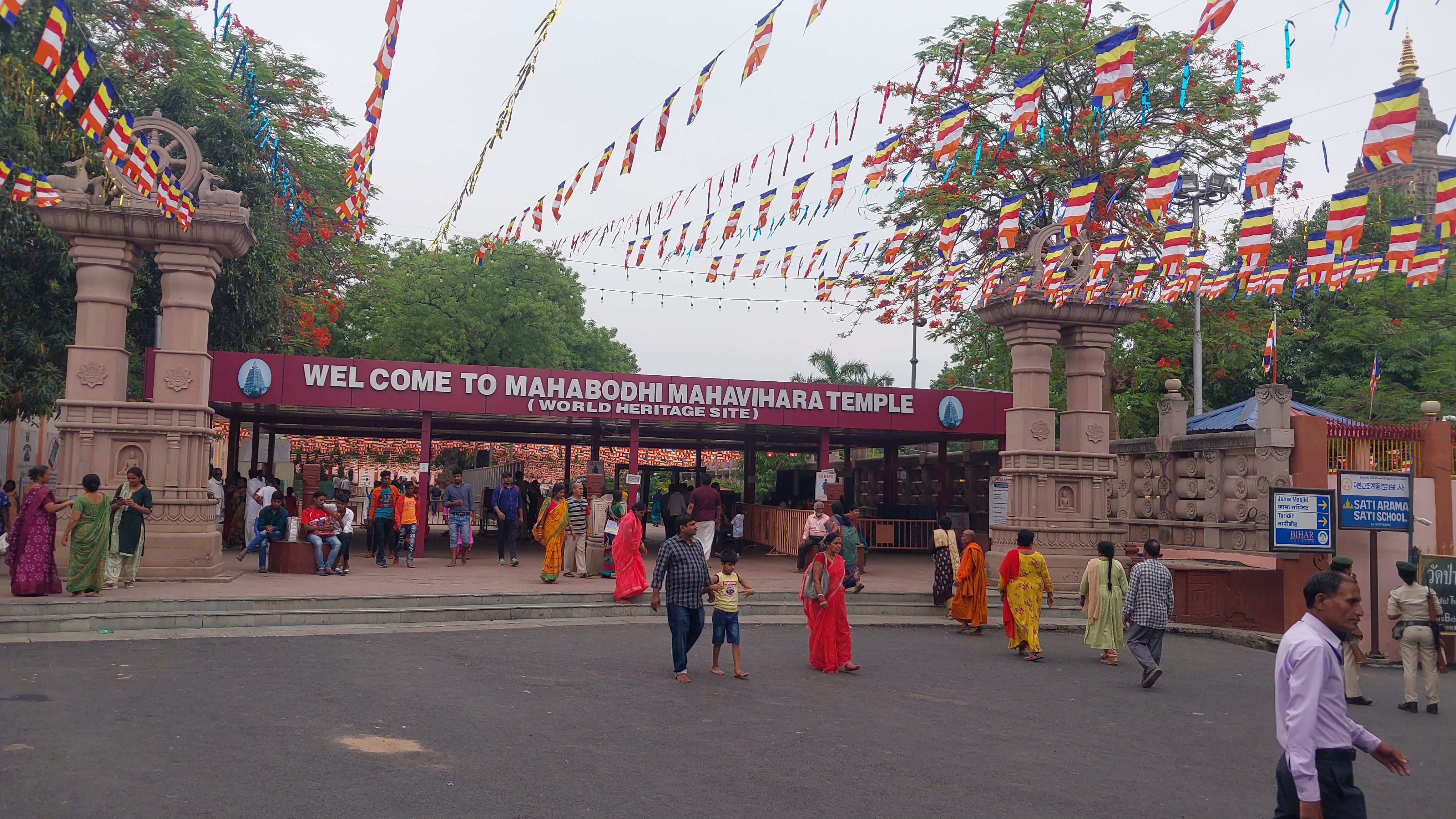 बुद्ध पूर्णिमा को लेकर सजा मंदिर परिसर