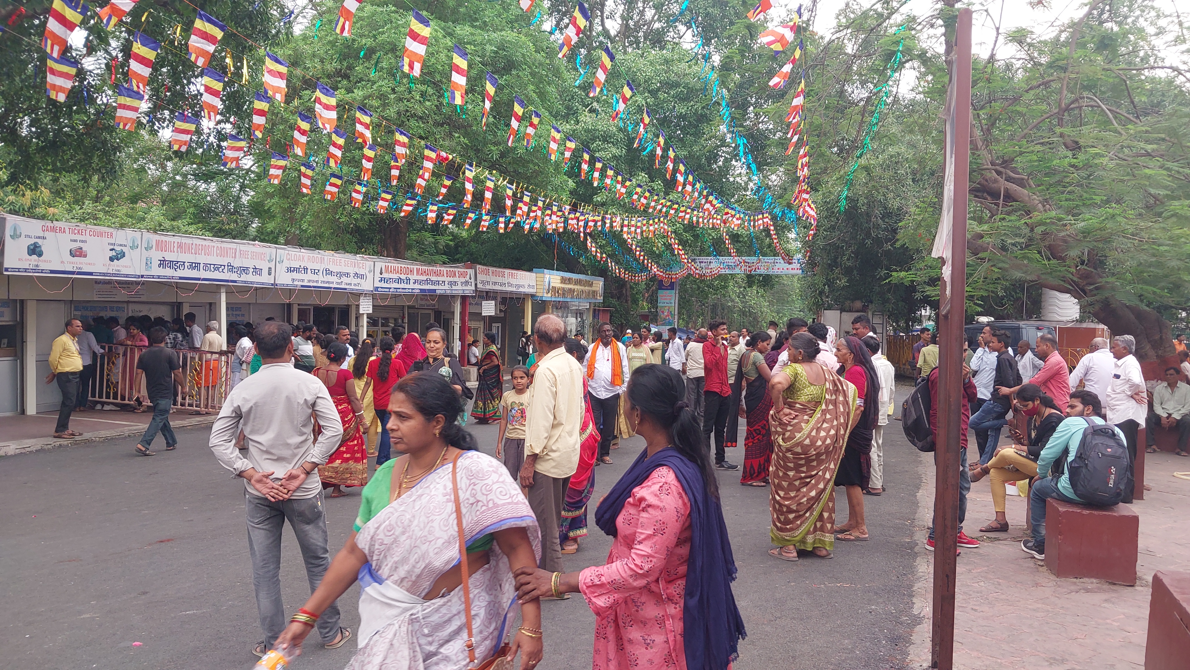 पंचशील पताकों से सजा महाबोधि मंदिर परिसर