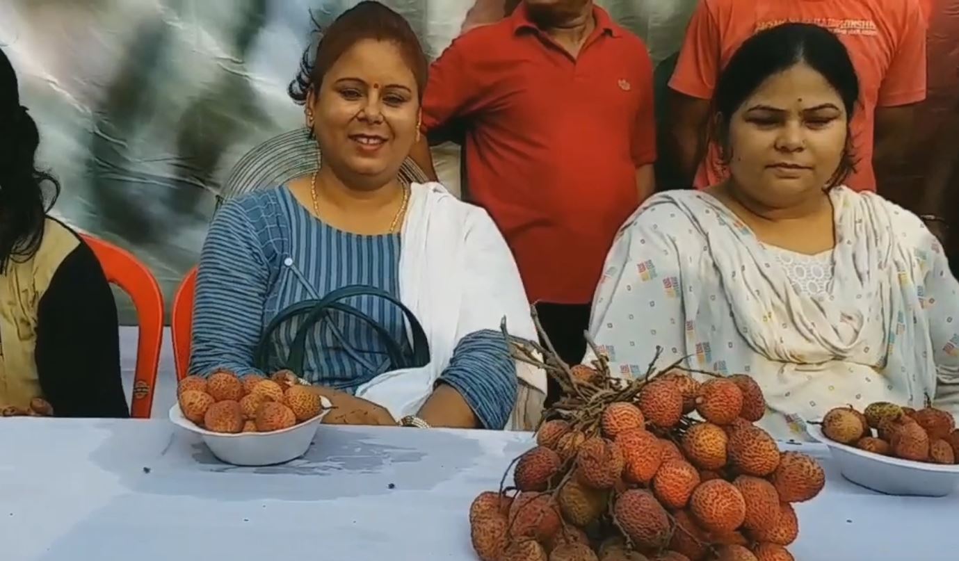 Litchi khao contest in Patna city