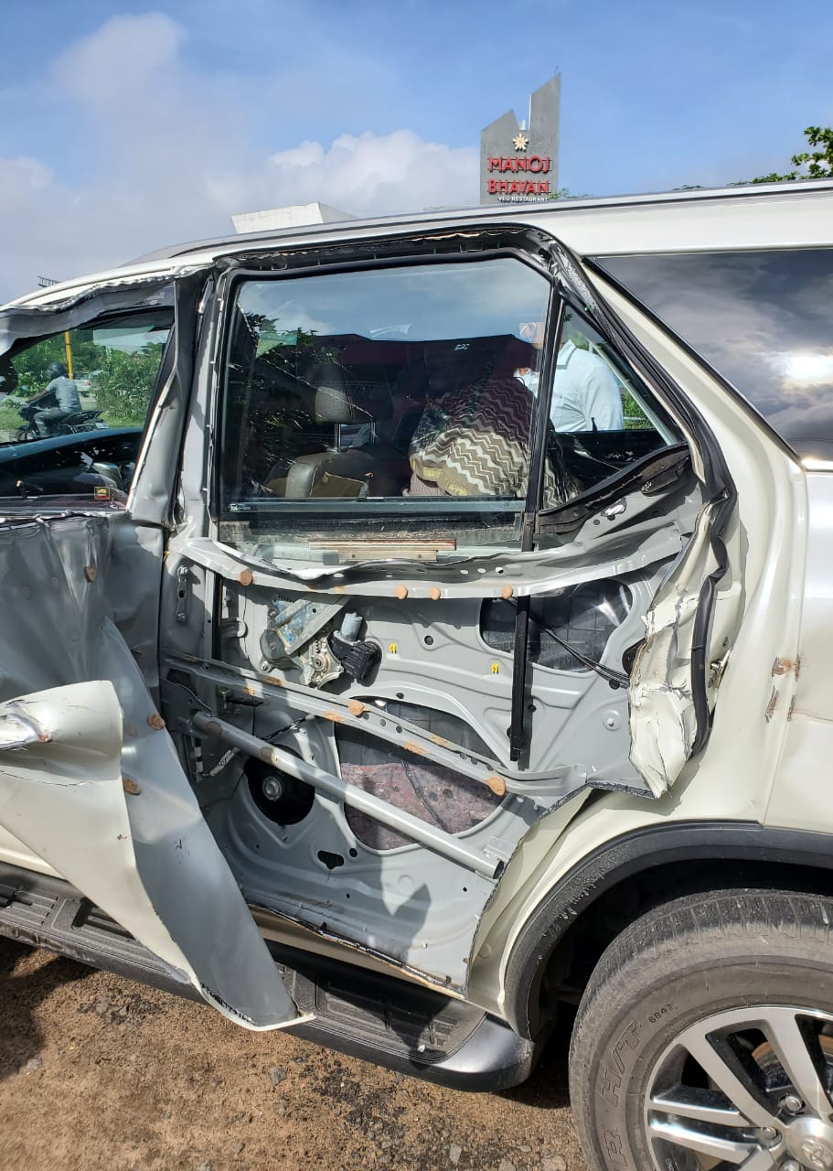 Khushbu Sundar met with an accident, BJP leader Khushbu Sundar met with an accident, Khushbu Sundar met with an accident in Melmaruvathur, Actress Khushbu Sundar, Actress Khushbu Sundar news, Actress Khushbu Sundar accident news, ಖುಷ್ಬು ಸುಂದರ್​ಗೆ ಅಪಘಾತ, ಬಿಜೆಪಿ ನಾಯಕಿ ಖುಷ್ಬು ಸುಂದರ್​ಗೆ ಅಪಘಾತ, ಮೆಲ್ಮಾರ್ವತೂರ್​ನಲ್ಲಿ ಬಿಜೆಪಿ ನಾಯಕಿ ಖುಷ್ಬು ಸುಂದರ್​ಗೆ ಅಪಘಾತ, ನಟಿ ಖುಷ್ಬು ಸುಂದರ್​ ಸುದ್ದಿ, ನಟಿ ಖುಷ್ಬು ಸುಂದರ್​ ಅಪಘಾತ ಸುದ್ದಿ,