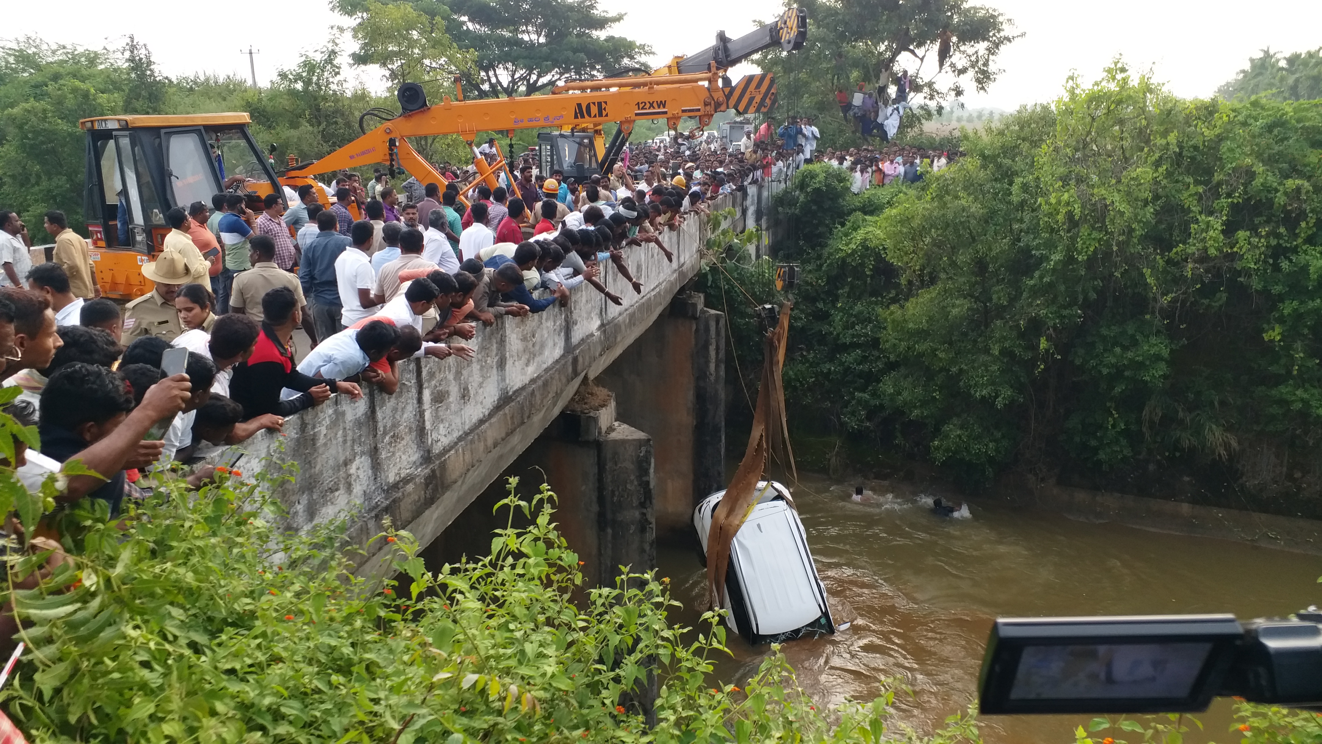 car fell in tunga canal