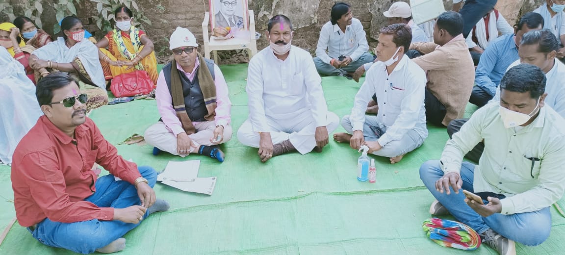 Sarpanch sitting on dharna demanding removal of district CEO in Gariyaband