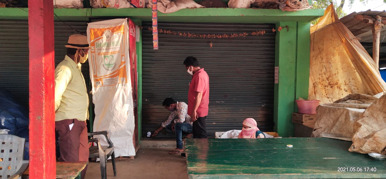 seal-shop-on-delivering-goods-to-passengers-coming-from-hyderabad-in-bijapur