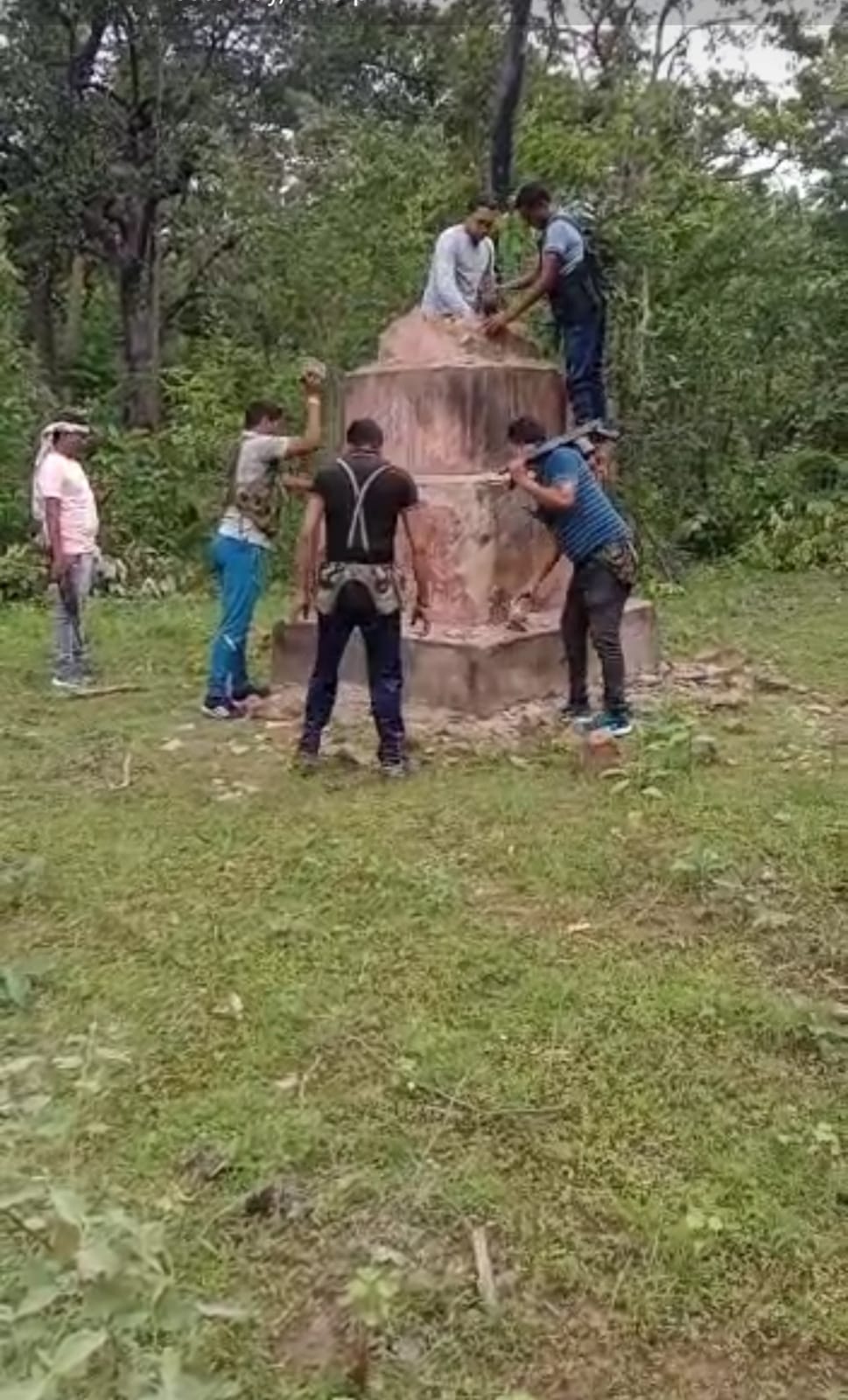 police demolished the Naxalite memorial in bijapur