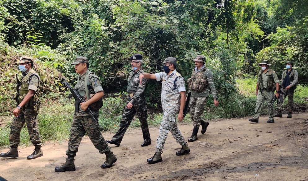 ashok juneja special director general of naxal campaign visited bijapur district