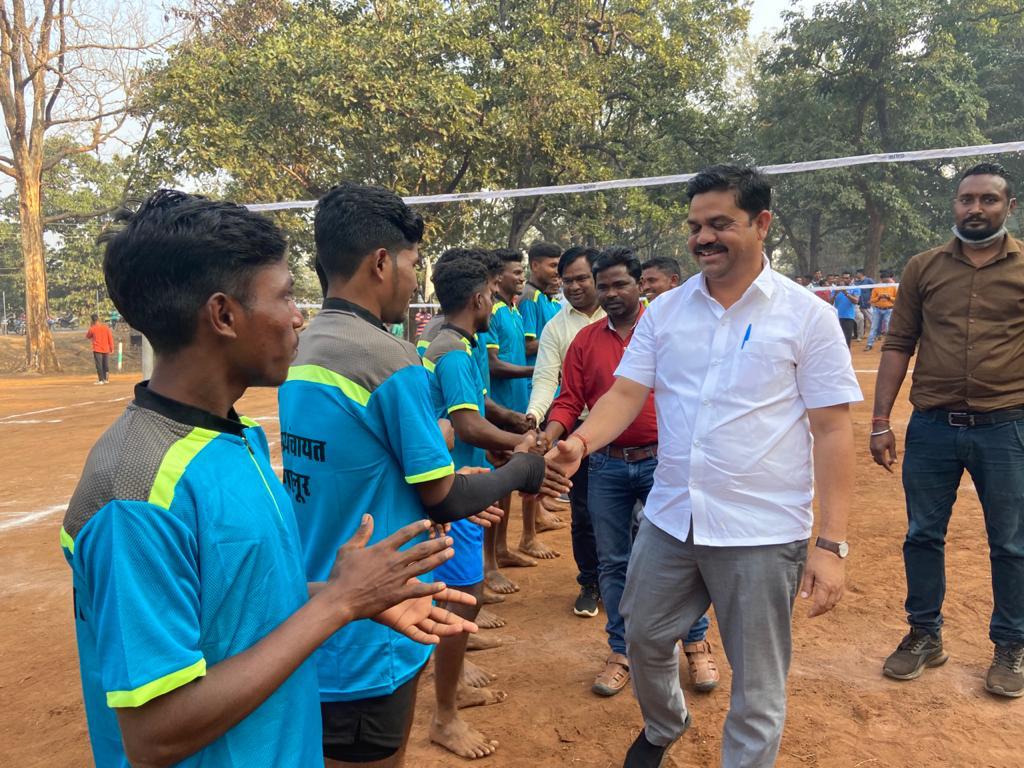 MLA Vikram Shah Mandavi rewarded in Manwa Poona volleyball competition in bijapur