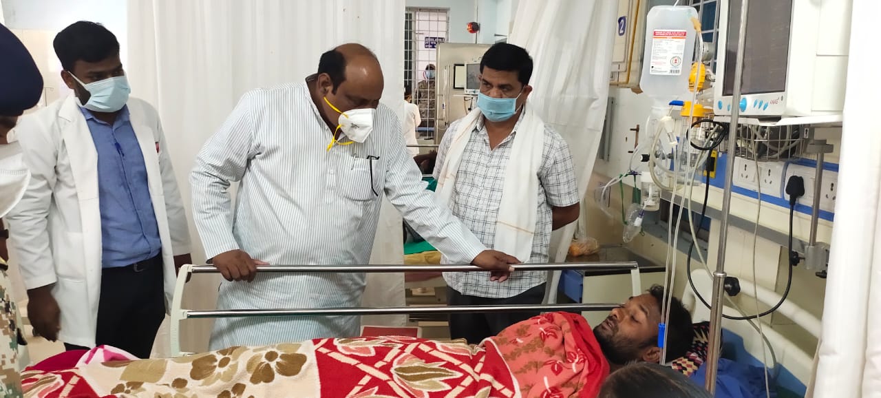 Minister Jaisingh Agarwal meets injured soldier