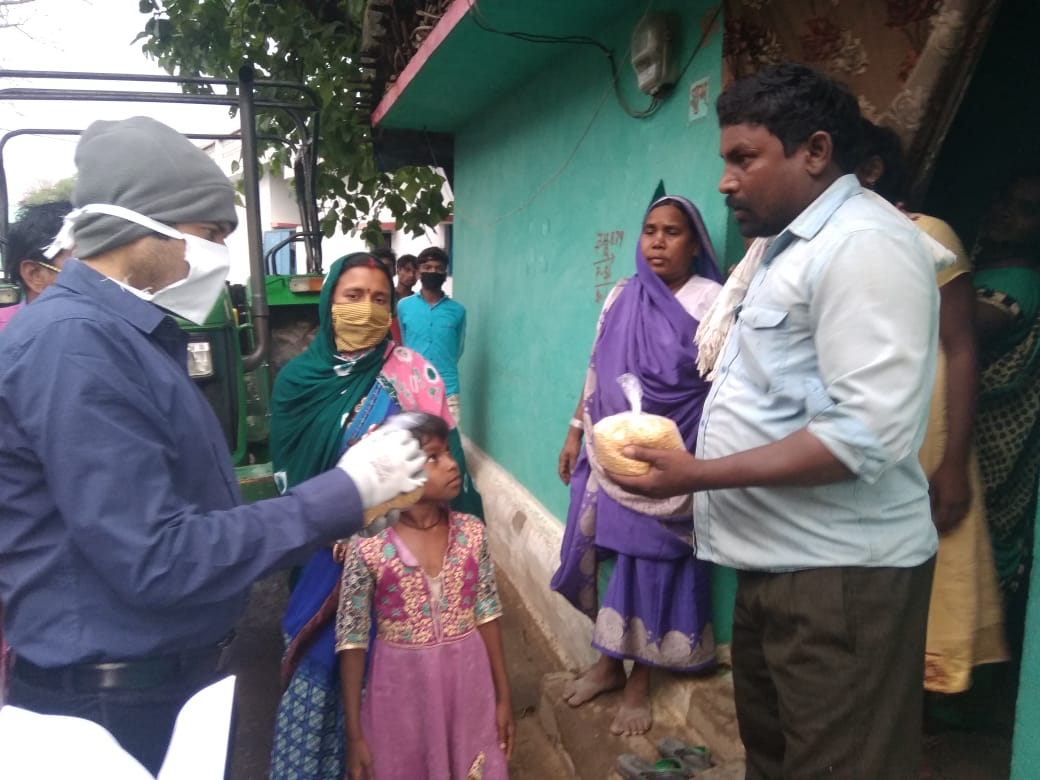 Collector Kartikeya Goyal go on visit to balodabazar in rain