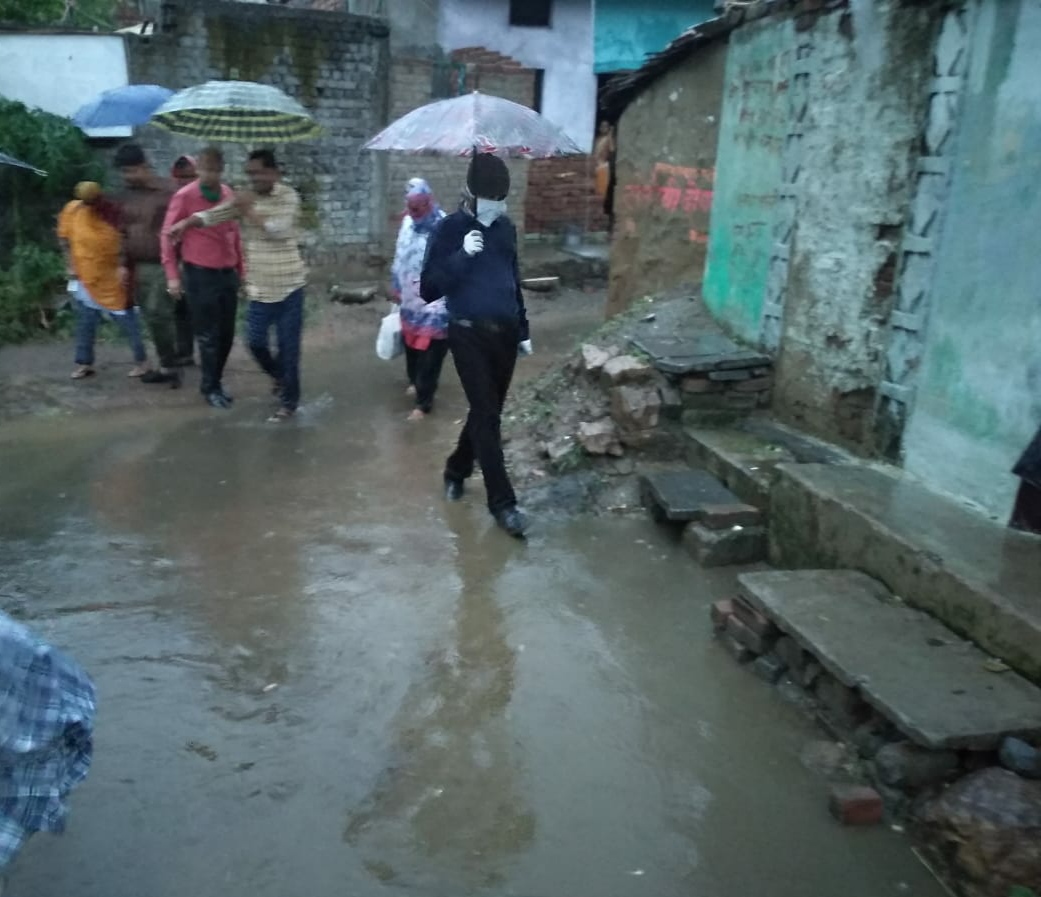 Collector Kartikeya Goyal go on visit to balodabazar in rain