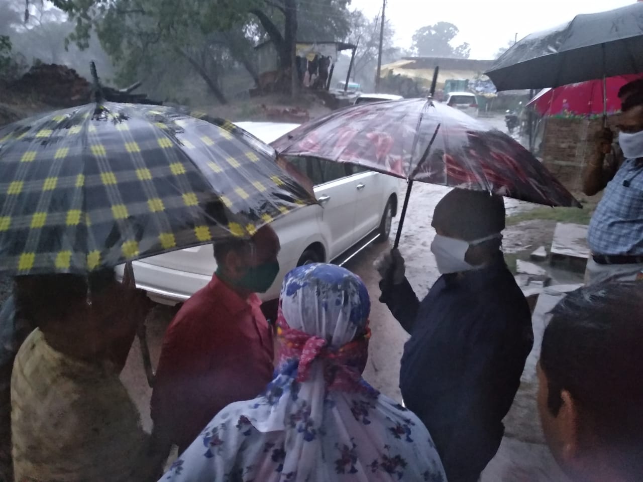 Collector Kartikeya Goyal go on visit to balodabazar in rain