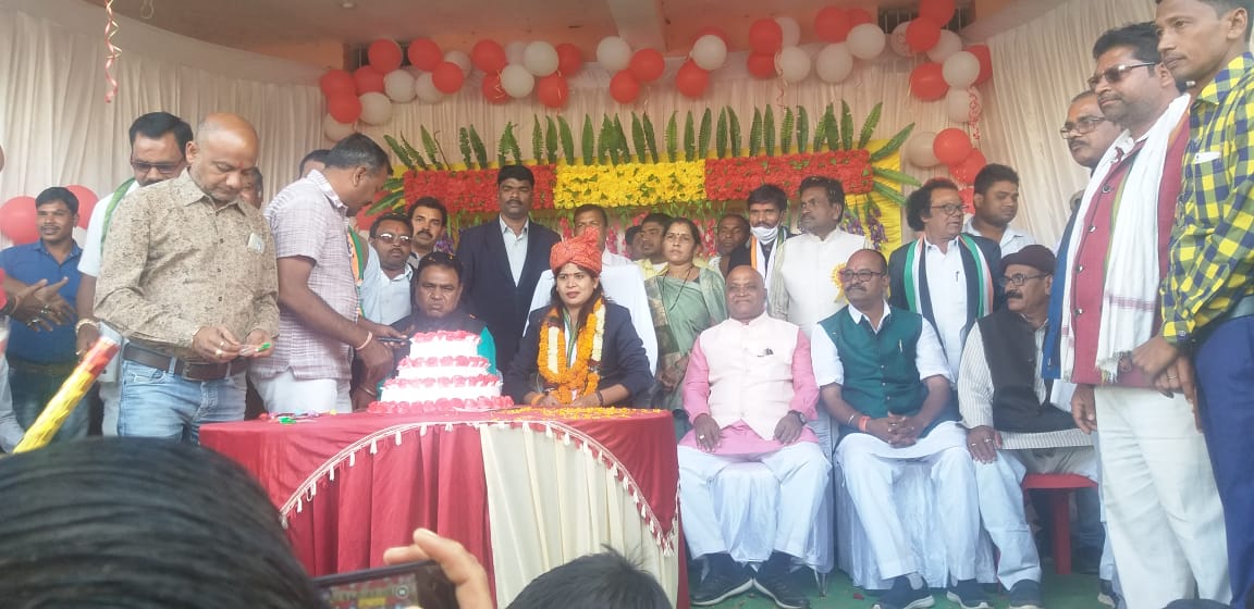 mla-shakuntala-sahu-puts-govt-official-on-duty-for-birthday