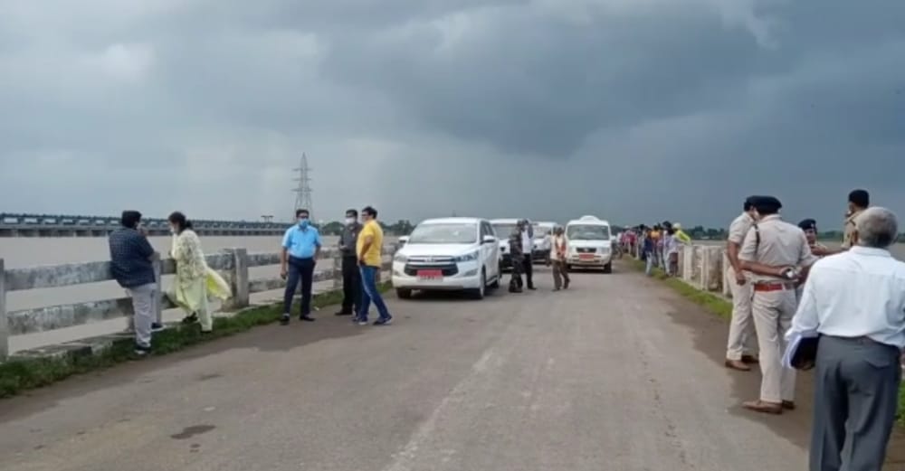 collector-and-sp-inspect-flood-affected-area-salihaghat-in-baloda-bazar