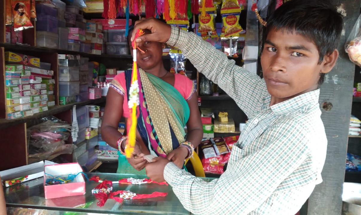 mahila swa sahayata samuh earn of 75 thousand rupees by selling rakhi in balodabajar