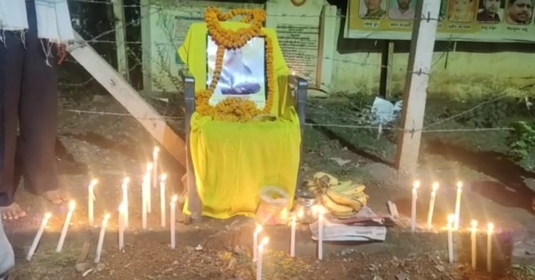 Tribal people paid tribute to martyr Ganeshram Kunjam in balodabazar