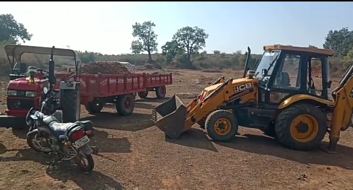 1 JCB and 3 tractors seized while illegally excavating Murum in kasdol