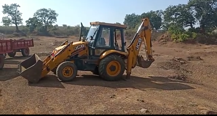 1 JCB and 3 tractors seized while illegally excavating Murum in kasdol